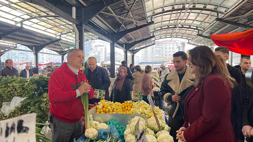 Kayseri'de pazarda vatandaş böyle dert yandı: Eşim emekli öğretmen, oğlum bize yardım ediyor! Limon alacağım, alamıyorum