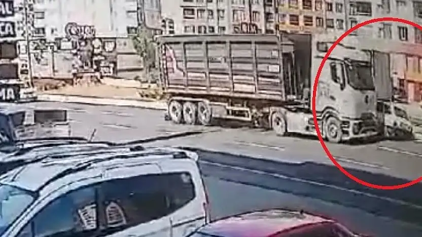 Kayseri'de tırla çarpışan otomobil takla attı! İşte o anlar...