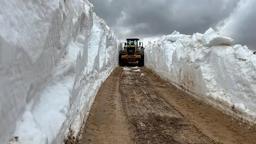 Kayseri'de yazın başında kış görüntüsü! Karlar iş makinesini aştı