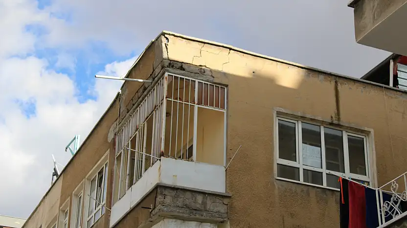 Kayseri'de yürekleri ağza getiren bina boşaltıldı