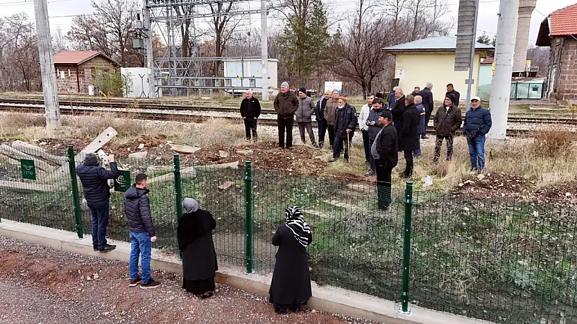 Kayseri'deki o mahalleyi tel örgüyle ikiye böldüler! Mahalle sakinleri telin diğer tarafındaki akrabalarına hasret kaldı