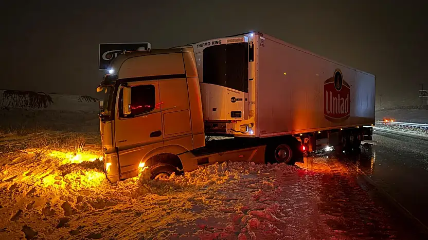 Kayseri-Malatya Karayolu'nda kabus! 20 araç birbirine girdi, yol buz pistine döndü