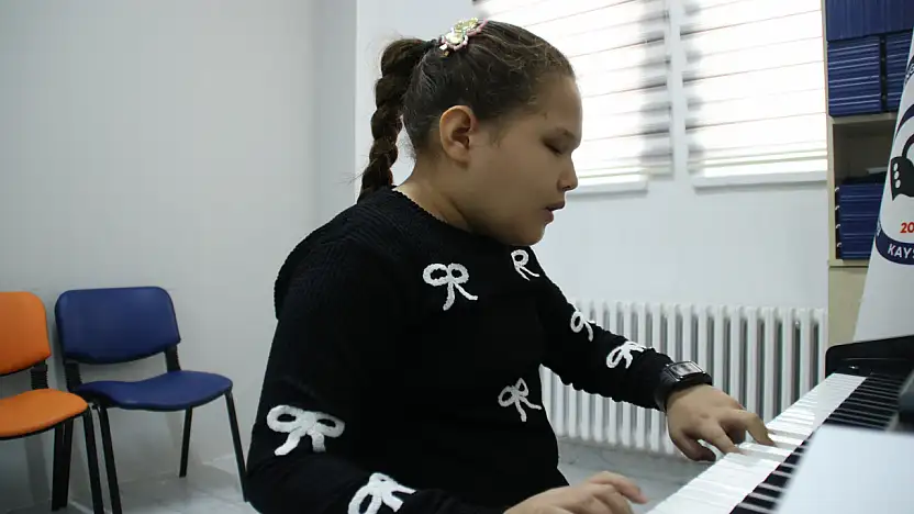 Kayseri'nin minik Mozart'ı: Piyanoda 5-6 notayı aynı anda ayırt ediyor!