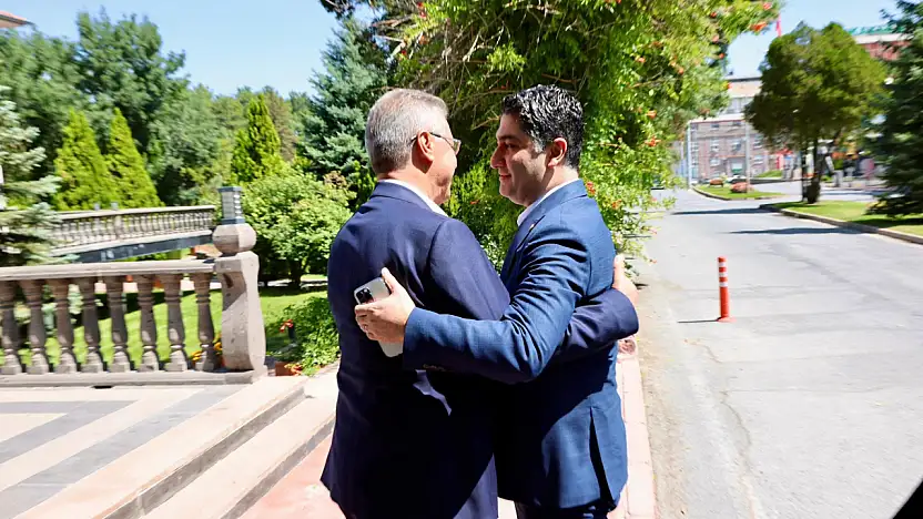 MHP'li Özdemir'i örnek gösteren Akay,  diğer siyasilere gönderme yaptı