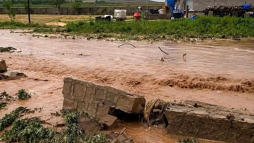 Şiddetli yağış Kayseri'yi vurdu! Mahalle sular altında kaldı