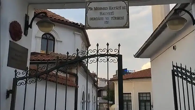 Tekke ziyareti yapan Kayseri eski Milletvekilinden siyaset çıkışı: Herkes maskeyle geziyor!