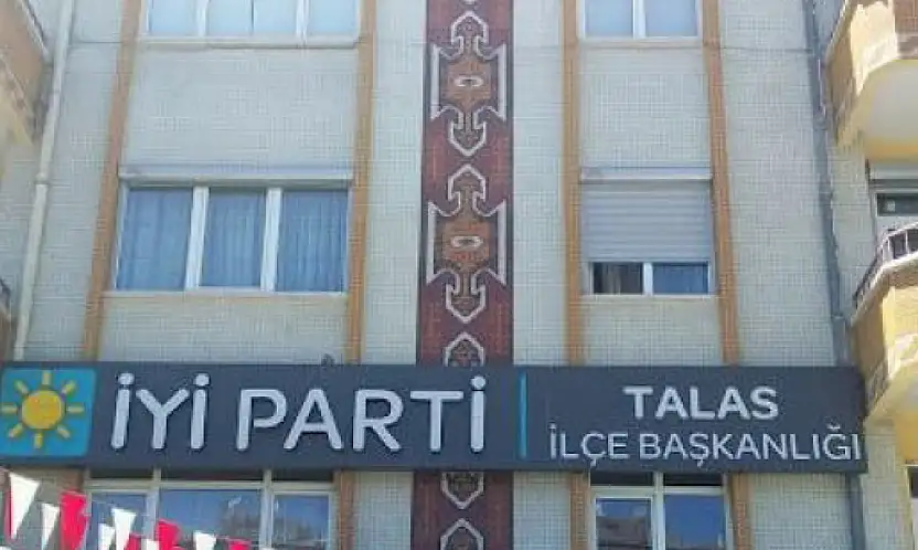 AK Partili Başkan CHP'nin ardından bu kez de İYİ Parti'de görüldü