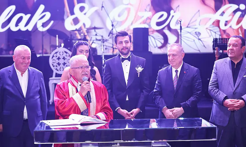 Başkan oğlunu evlendirdi!