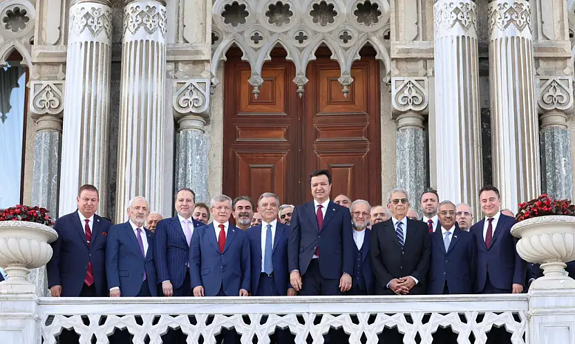 Bu fotoğraf yaklaşan siyasi dönemin ilk açık işaret fişeği mi?