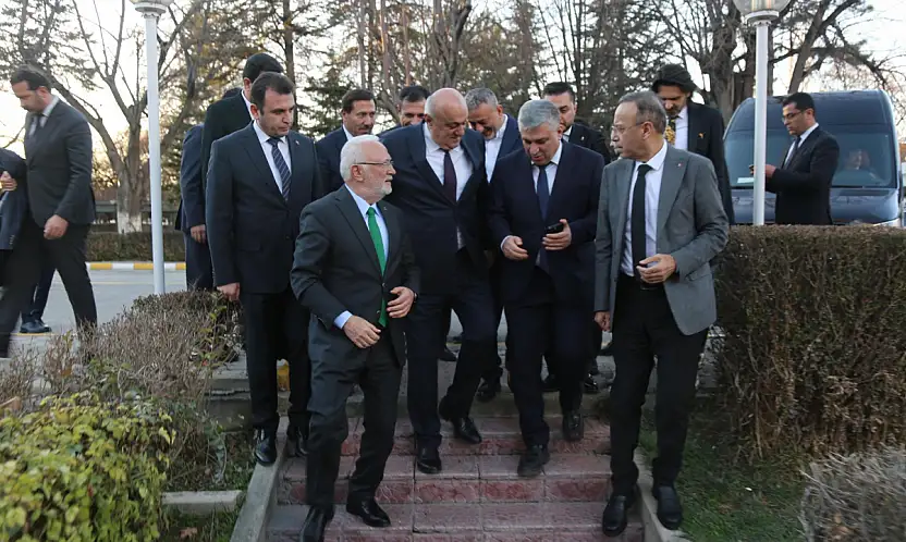 'Bugün de yarın da memleketimizin hizmetindeyiz' diyen AK Partili Elitaş, Konya'da kimlerle bir araya geldi! Şeker detayı