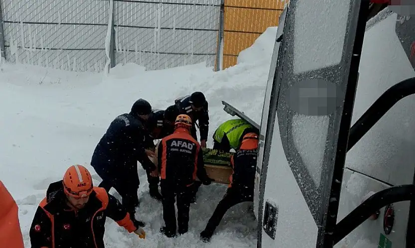 Cenaze taşıyan minibüs devrildi: 22 kişi...