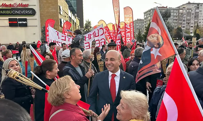 CHP'li Belediye Başkanları ve bazı Meclis üyeleri, partilileri yalnız bıraktı! Partililer sokakta, onlar protokolle poz verdi