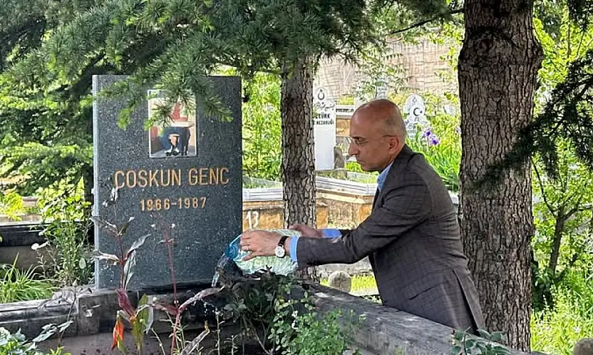 CHP Milletvekili Aşkın Genç'i yasa boğan olay! Mezarını ziyaret etti