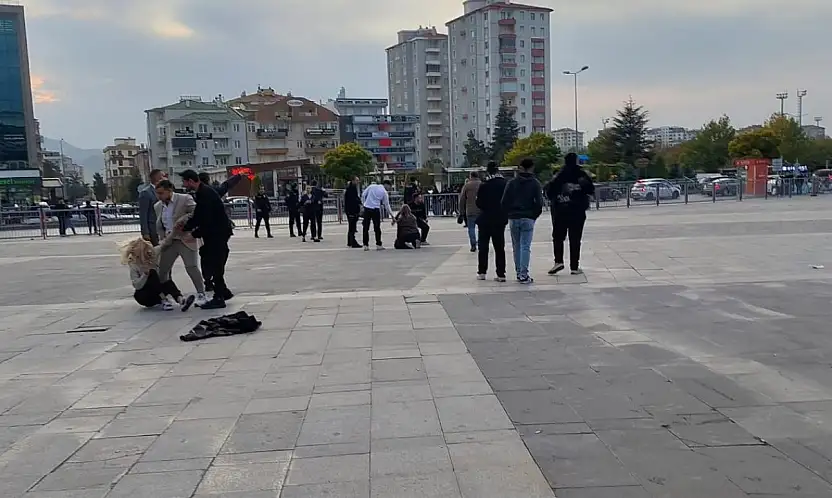 Cinsel saldırı davası sonrası taraflar adliye önünde birbirine girdi