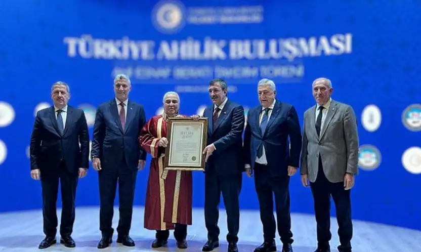 Cumhurbaşkanı Yardımcısı Yılmaz Kayserili isme bakın ne verdi?