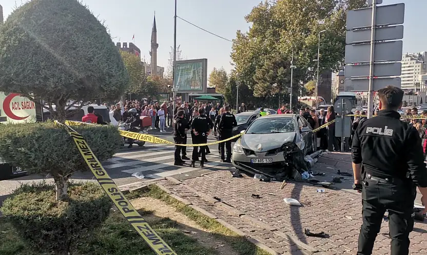 Cumhuriyet Meydanı savaş alanına döndü! Otomobil yayaların arasına daldı