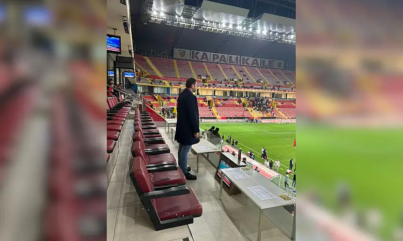 Dikkat çeken poz! Milletvekili Ersoy yalnız bırakmadı