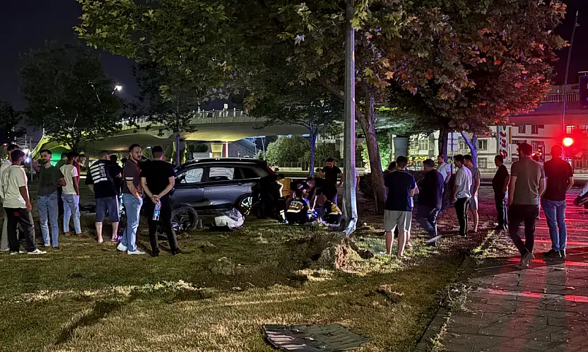Direği yerinden söktü! Sürücü hurdaya dönen araçta sıkıştı