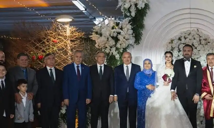 Düğünde dikkat çeken olay! AK Partili vekiller Gül'ün elini sıkmadı