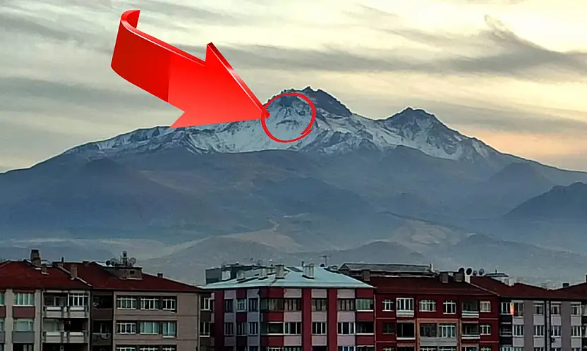 Erciyes'in zirvesinde korkutan, garip ve gizemli bir yüz belirdi! Kent merkezinde o ana şahit olan dönüp bir daha baktı