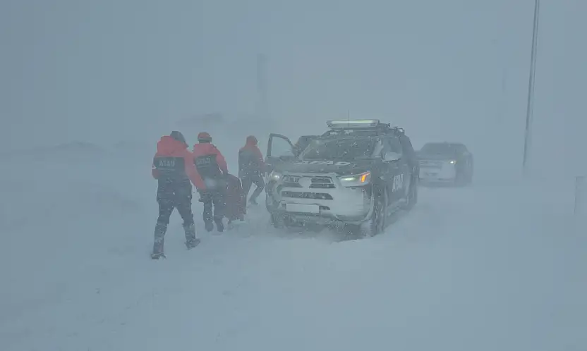 Erciyes yolunda tipi alarmı! Mahsur kalanlar var