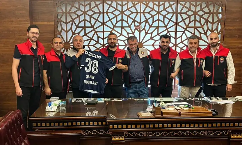 Fazlıoğlu ailesi omuz omuza