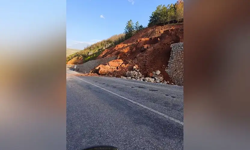 Flaş! Özvatan'da heyelan. Yol trafiğe kapatıldı