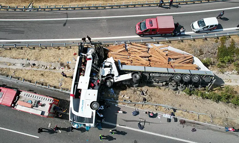 Flaş! Tır otobüse daldı, 11 ölü 27 yaralı
