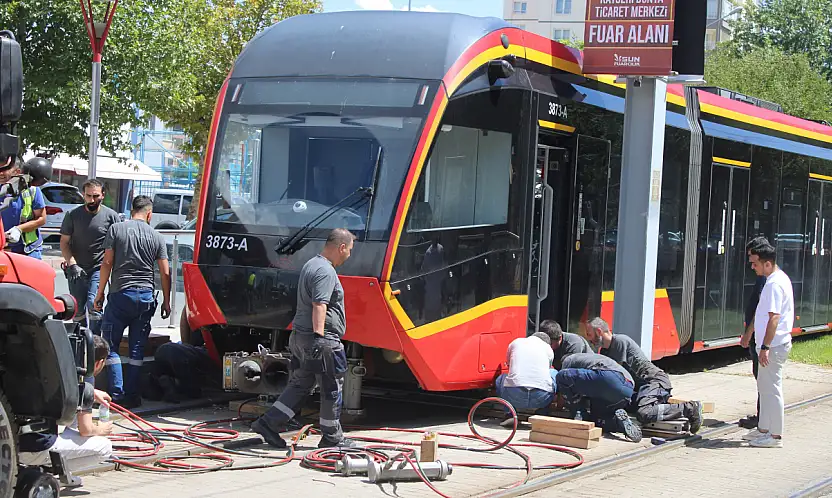 Genç kadın tramvayın altında kaldı!