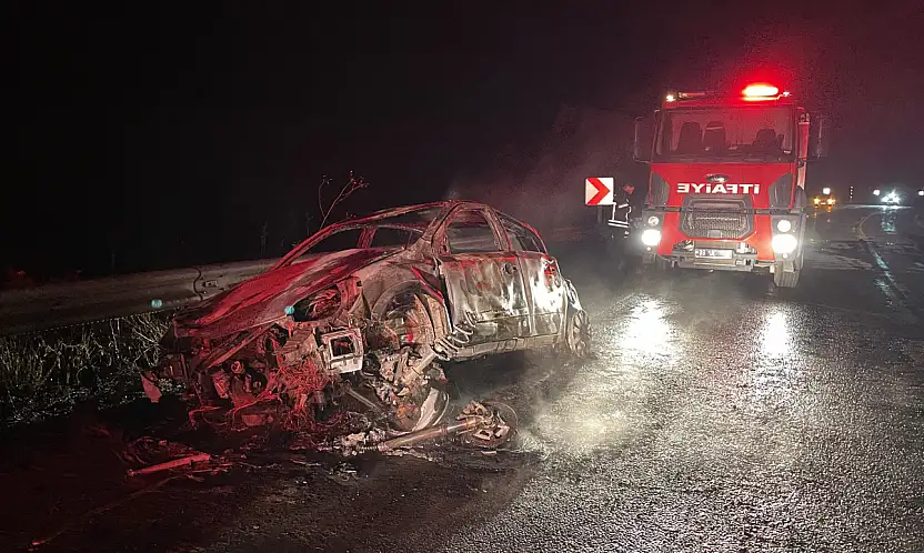 Hacılar'da can pazarı! Kafa kafaya çarpışan araçlar yandı