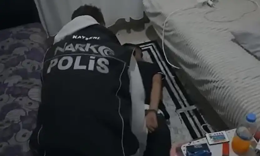 Havadan ve karadan kıskaç: Kayseri polisi torbacıların evini böyle bastı!
