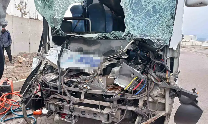 Kayseri'de can pazarı: İşçi servisi tıra çarptı! Çok sayıda yaralı var