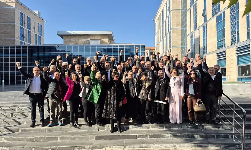 İYİ Parti'nin yeni yönetiminden yumruklu poz!