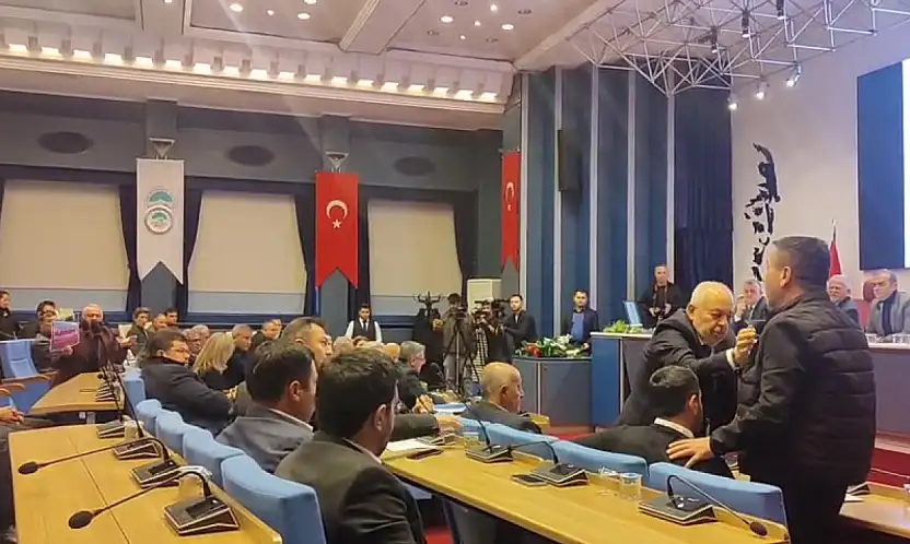 Kayseri Büyükşehir Belediye Meclisi'nde 'kırlangıç' gerginliği! Büyükkılıç: Bugün as bugün yine toplatırım!