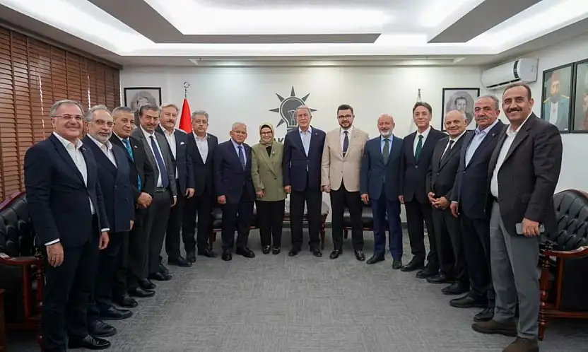 Kayseri'de AK Parti'nin önde gelen isimleri parti binasında toplandı
