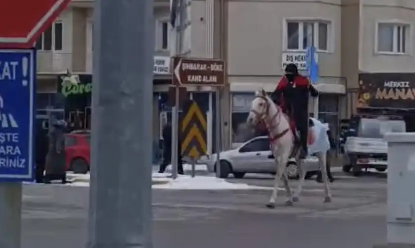 Kayseri'de at üzerinde bayraklı protesto