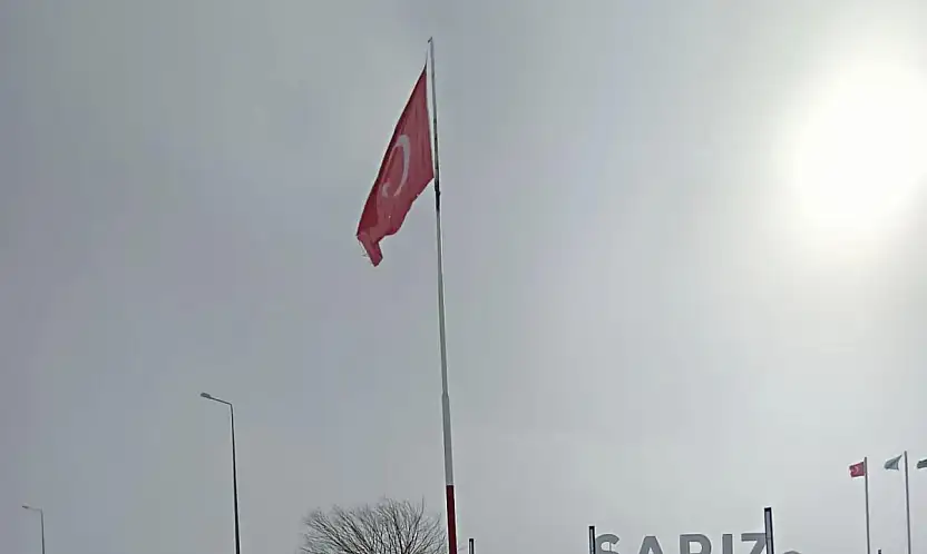 Kayseri'de bayrak gönderden indirildi! İşte nedeni