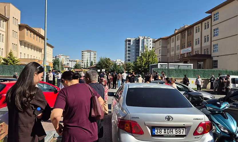 Kayseri'de binlerce aday içeride, dışarıda sessiz bekleyiş başladı!