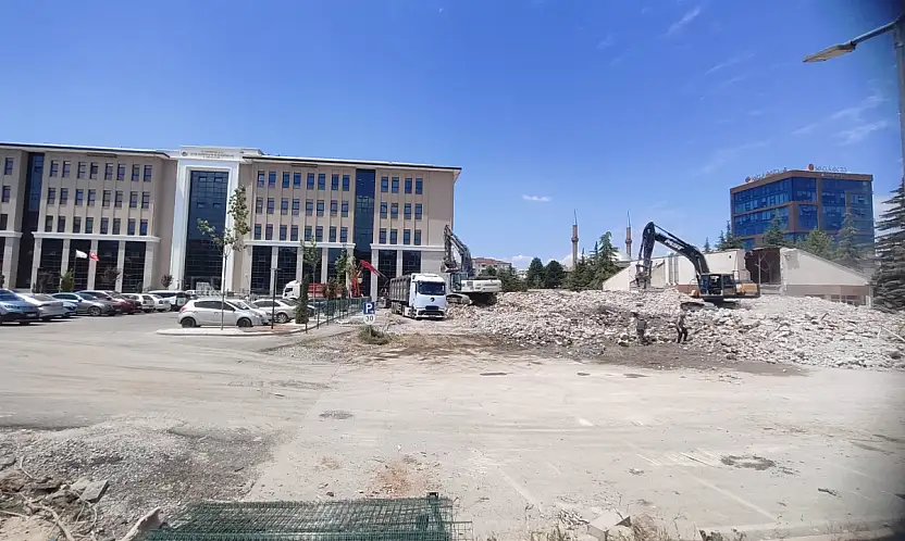 Kayseri'de bir dönem sona erdi! 54 yıllık müdürlük binası yerle bir oldu