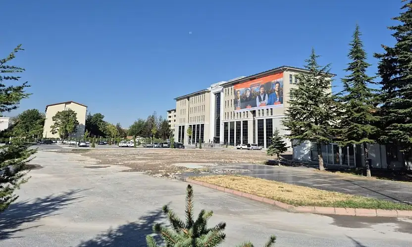 Kayseri'de bir dönem sona erdi! 54 yıllık müdürlük binasının yıkımı tamamlandı