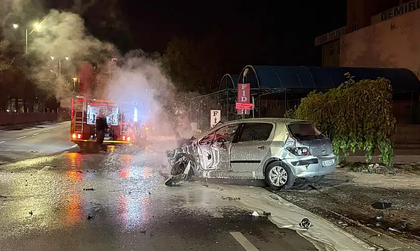 Kayseri'de can pazarı! 3 araca çarpan otomobil alev aldı