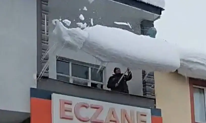 Kayseri'de dikkat çeken görüntü! Bu adam ne yapıyor?