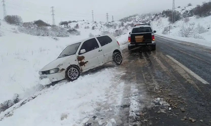 Kayseri'de ekiplerin tabut yüklü araçla kurtarma çalışması dikkat çekti