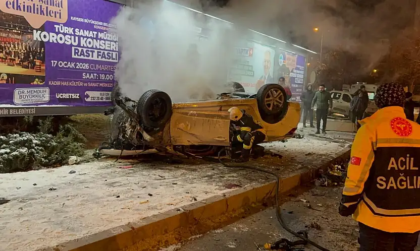Kayseri'de gece saatlerinde ortalık savaş alanına döndü! Alev alan otomobilde can pazarı