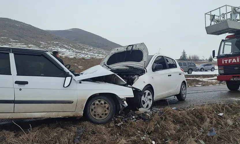 Kayseri'de içinde öğretmenlerin bulunduğu araç kaza yaptı! 5'i öğretmen 6 kişi...