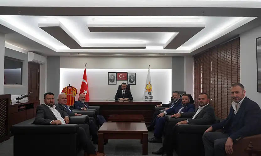 Kayseri'de istifa eden Yeniden Refah Partili isimler AK Parti rozetlerini taktı