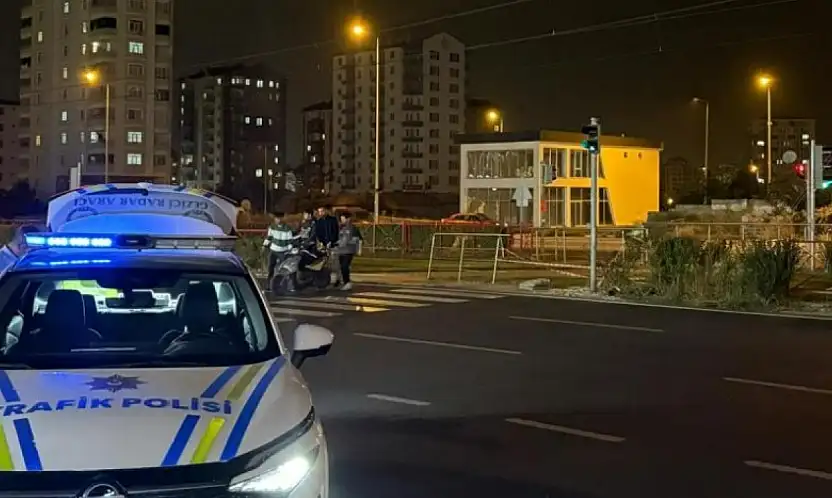 Kayseri'de karşıya geçmek isterken tramvayla çarpıştı!