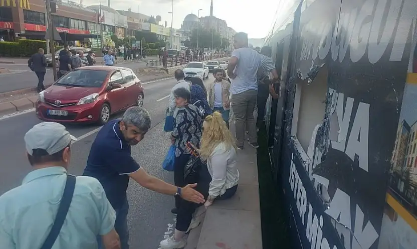 Kayseri'de kaza! Fırlayan taş tramvayın camını tuzla buz etti!
