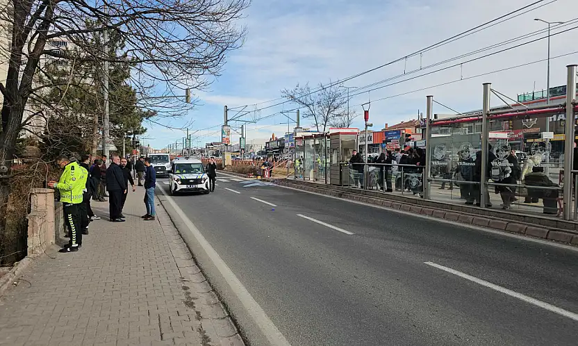 Kayseri'de korku dolu anlar! Otomobil yayaların arasına daldı