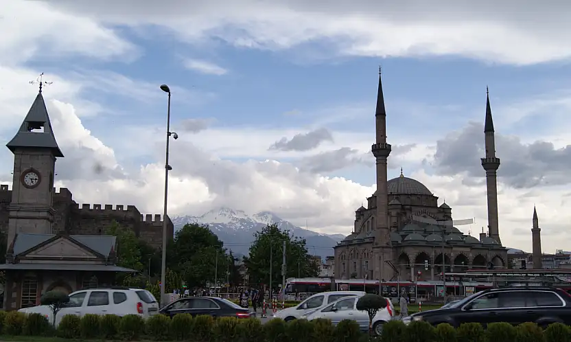 Kayseri'de o saate dikkat! Bugün Cumhuriyet Meydanı'nda yürüyüş var